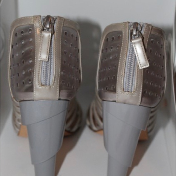 CHANEL Gray 2009 Cruise Cc Logo Patent Cage Size 40 - Picture 6 of 6